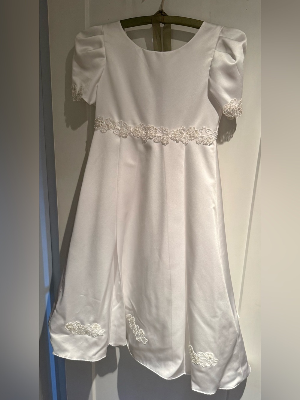 Girl’s White Satin Floral Lace Trim Communion/Flower Girl dress . Size 10